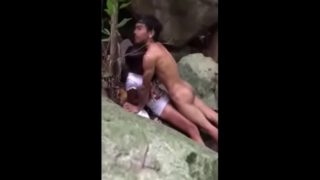 คลิปลับนักศึกษาไทยใจแตกแอบไปแก้ผ้าเย็ดกับแฟนหนุ่มในป่าริมน้ำตกโดนเพื่อนๆแกล้งแอบเอามือถือมาถ่ายคลิป
